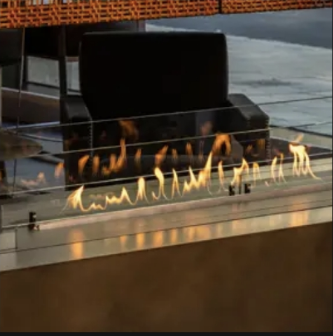 Nahaufnahme des Gas-Kaminfeuers in einem modernen Art-of-Fire Designkamin