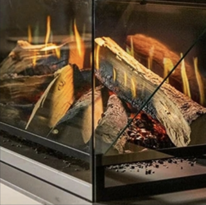 Detailaufnahme eines modernen Glaskamins mit brennendem Feuer von Art of Fire