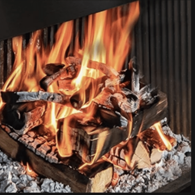 Nahaufnahme des Kaminfeuers in einem modernen Art-of-Fire Designkamin