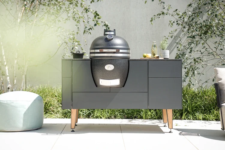 Outdoor-Küche mit integriertem Kamado-Keramikgrill im modernen Gartenambiente