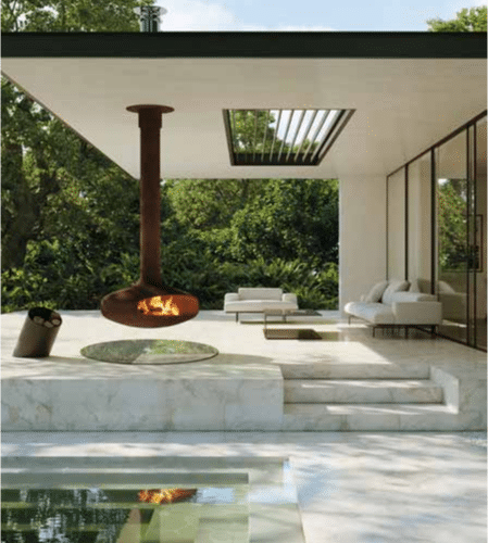 Frei schwebende Außenfeuerstelle in moderner Outdoor Living Lounge mit Flammen