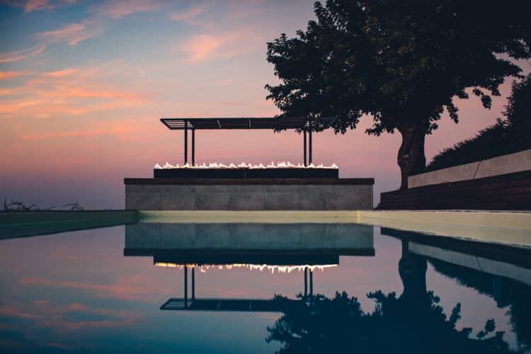 Moderner Design Gaskamin für Outdoor Bereich mit kontrollierten Flammen