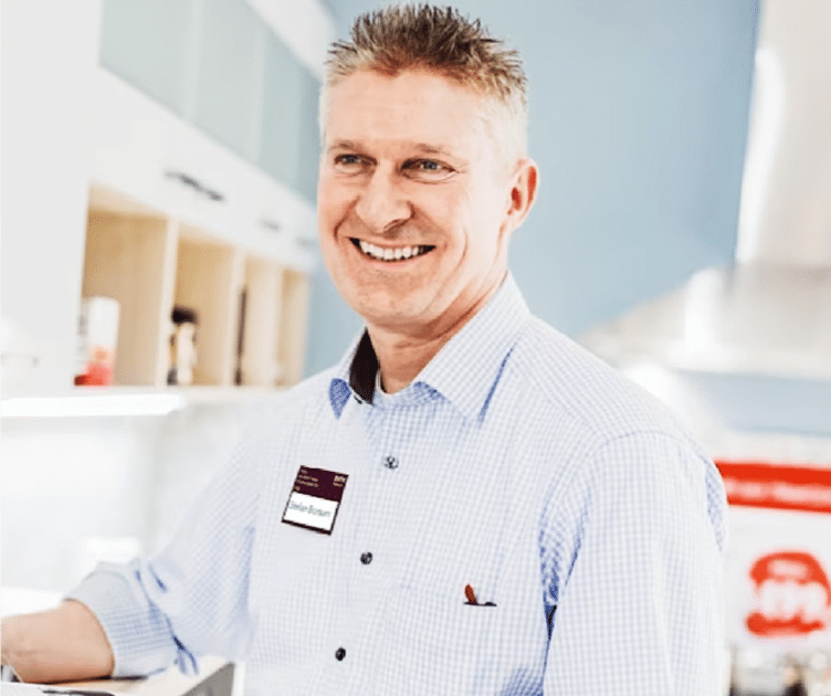 Stefan Bornum präsentiert Burn Outdoor Küchen im modernen Showroom von art of fire